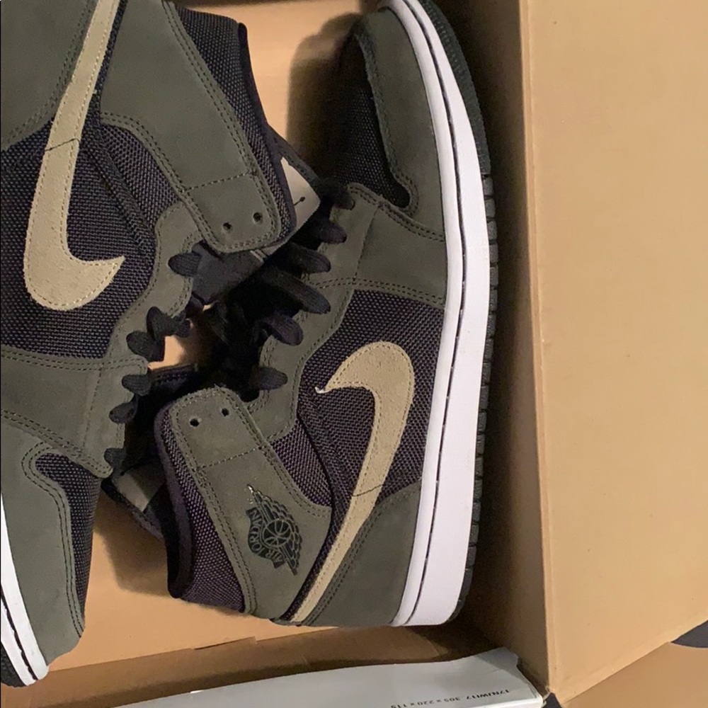 Olive/white Air jordan 1 WOMENS EXCLUSIVE
